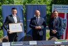 Wicemarszałek Łukasz Smółka, wojewoda Krzysztof Klęczar i wójt Zbigniew Wojas