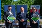 Wicemarszałek Łukasz Smółka, wojewoda Krzysztof Klęczar i wójt Zbigniew Wojas