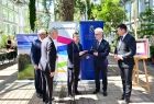 Rektor odbiera promesę z rąk marszałka Małopolski