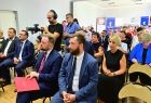 Uczestnicy wydarzenia i dziennikarze zgromadzeni w szkolnej sali