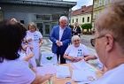 Wicemarszałek Józef Gawron wśród kobiet w białych podkoszulkach.