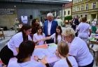 Wicemarszałek Józef Gawron z grupą kobiet.