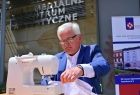 Wicemarszałek Józef Gawron szyjący na maszynie.