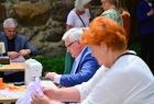Osoby szyjące na maszynach.