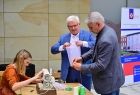 Wicemarszałek Józef Gawron z workiem na zakupy.