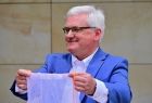 Wicemarszałek Józef Gawron prezentuje uszyty worek.