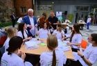 Wicemarszałek Józef Gawron rozmawiający z młodymi ludźmi.