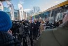 Konferencja prasowa na dworcu autobusowym. Widok zza kamery.