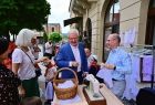 Wicemarszałek Józef Gawron w rozmowie z krawcem. 