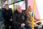 Dyrektor Krystian Zieliński, wicemarszałek Józef Gawron i poseł Anna Pieczarka siedzący w autobusie.
