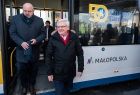 Wicemarszałek Józef Gawron i wicestarosta Jacek Hudyma wychodzą z autobusu.