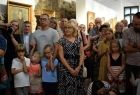 Rodzice z dziećmi w galerii sztuki. 