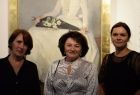 Radna Jadwiga Wójtowicz z Olgą Boznańską i dyrektor Dworu Karwacjanów na tle obrazu.