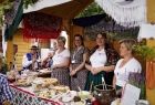 cztery uśmiechnięte kobiety - gospodynie przy straganie ze swoimi wyrobami - ciastami i przekąskami