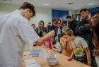 dzieci oglądające pokaz eksperymentów 