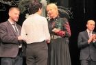 Iwona Gibas wręcza nagrodę
