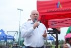 Wicemarszałek Ryszard Pagacz trzyma w ręce mikrofon.