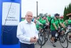 Wicemarszałek Ryszard Pagacz stoi przy starcie. Za nim widoczni cykliści.