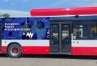 Autobus w kolorach kampanii