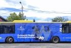 Autobus w kolorach kampanii
