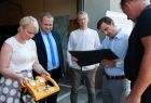 Iwona Gibas z zarządu województwa oraz przedstawiciele lokalnych władz samorządowych podczas uroczystego przekazania sprzętu dla OSP Brzeszcze
