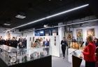 Członek Zarządu Województwa Iwona Gibas zwraca się do uczestników wernisażu w Małopolskim Muzeum Pożarnictwa w Alwerni