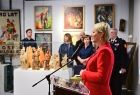 Iwona Gibas z Zarządu Województwa Małopolskiego zwraca się do uczestników wernisażu w Małopolskim Muzeum Pożarnictwa w Alwerni