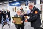 Dyrektor Muzeum Małopolski Zachodniej Marek Bębenek wręczający pamiątkowe dyplomy i podziękowania 