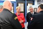 Iwona Gibas z zarządu województwa w trakcie rozmowy z uczestnikami wernisażu