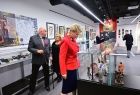 Członek zarządu województwa Iwona Gibas podczas zwiedzania wystawy w Małopolskim Muzeum Pożarnictwa w Alwerni 