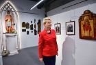 Członek zarządu województwa Iwona Gibas podczas zwiedzania wystawy w Małopolskim Muzeum Pożarnictwa w Alwerni 