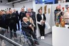 Uczestnicy biorący udział w wernisażu