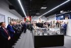 Goście wernisażu stojący wokół szklanych gablot z eksponatami