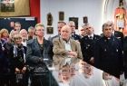 Uczestnicy wernisażu słuchający wykładu i wystąpień