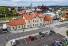 Dworzec w Nowym Targu. Przed budynkiem stoją samochody.