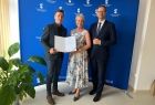 Iwona Gibas wręcza promesę