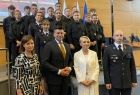 Wicemarszałek Województwa Pan Łukasz Smółka pozuje do zdjęcia z Z-cą Dyrektora Departamentu Zdrowia, Rodziny, Równego Traktowania i Polityki Społecznej, Ekspertem Wojewódzkim ds. Informacji o Narkotykach i Narkomanii oraz laureatami konkursu