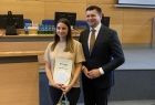 Wicemarszałek Województwa Pan Łukasz Smółka z laureatka konkursu