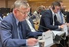 Wicemarszałek Witold Kozłowski podczas posiedzenia komisji.