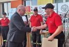 Wicemarszałek Ryszard Pagacz podaje rękę instruktorowi w czerwonej koszulce.