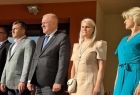 Wicemarszałek Ryszard Pagacz stoi z innymi ludźmi.