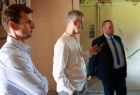 Burmistrz Brzeszcz Radosław Szot, wiceburmistrz Łukasz Kobielusz oraz Jakub Przewoźnik z agendy zamiejscowej Urzędu Marszałkowskiego w Oświęcimiu