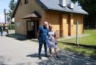 Sołtys Przecieszyna Mirosław Boroń oraz Danuta Bułka-Morończyk, prezes Ochotniczej Straży Pożarnej w Przeszynie, stojący przed budynkiem przyszłej sołtysówki 