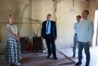 Iwona Gibas z zarządu województwa ogląda wraz z lokalnymi samorządowcami wnętrze przyszłej sołtysówki