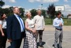 Iwona Gibas z zarządu województwa wraz z lokalnymi samorządowcami przed remizą OSP Skidziń