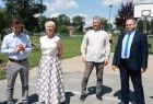 Iwona Gibas z zarządu województwa wraz z lokalnymi samorządowcami