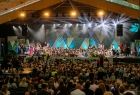 grupa osób na scenie i pod sceną
