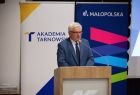 Wicemarszałek Józef Gawron przemawia do mikrofonu. 