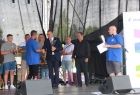 Moment wręczenia nagród i gratulacji na scenie