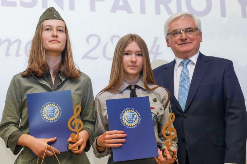 Wicemarszałek Józef Gawron z dwiema harcerkami.